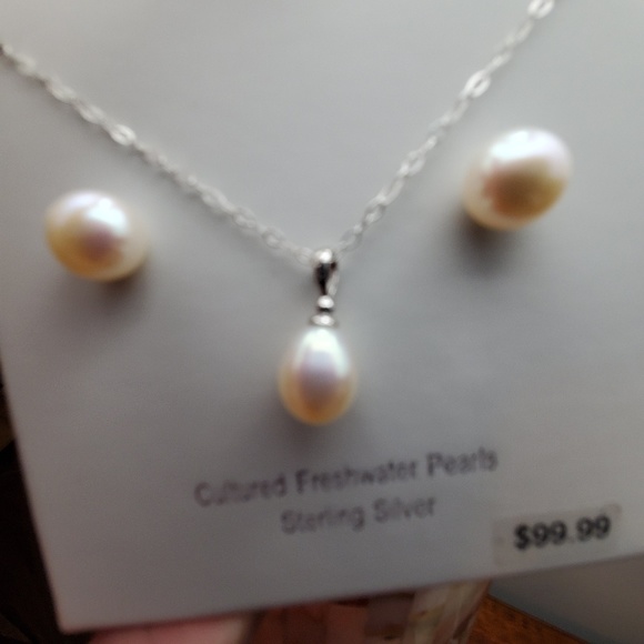 "NWT" Necklace and earring pearl set - Picture 8 of 8